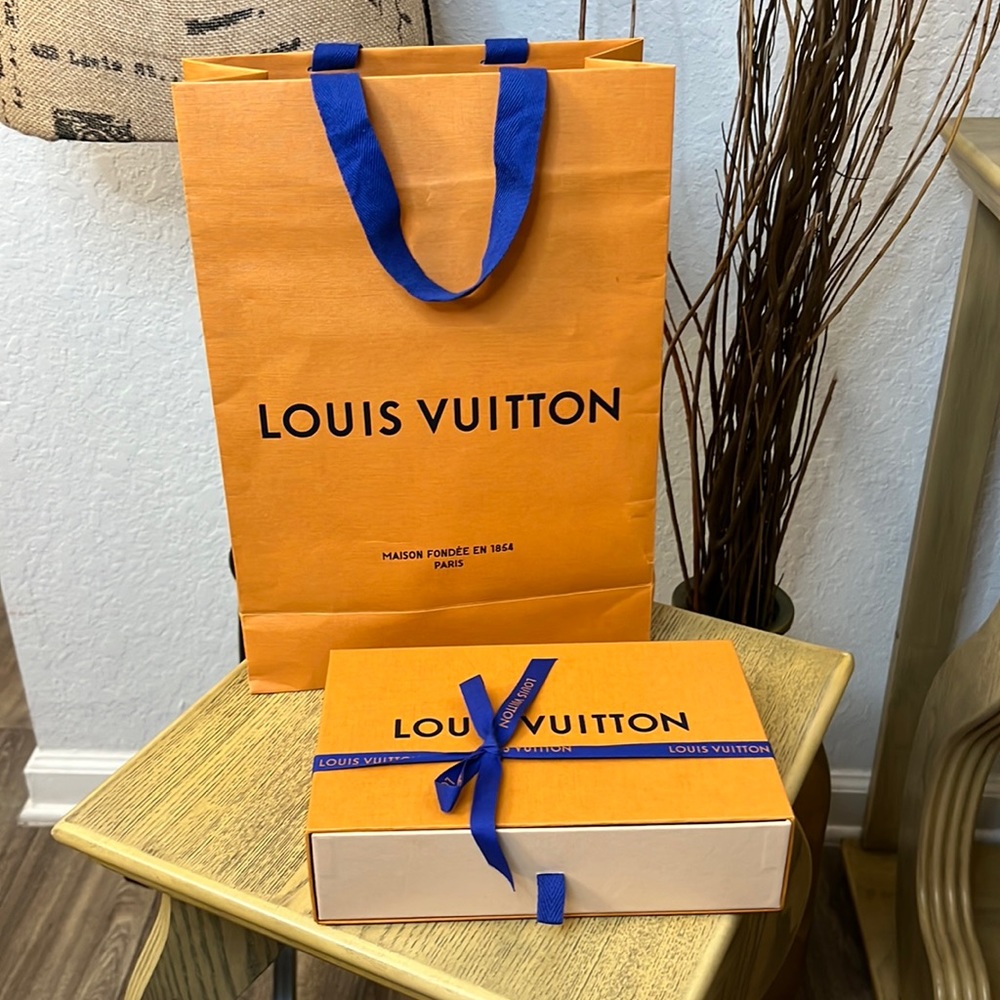 Medium Louis Vuitton gift bag and box for sale!